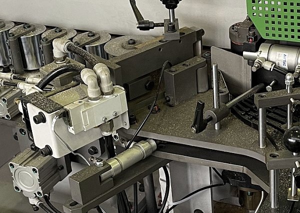 Кромкооблицовочный станок Filato 8001UHQLMS-2 серии INDUSTRIAL с возвратным конвейером