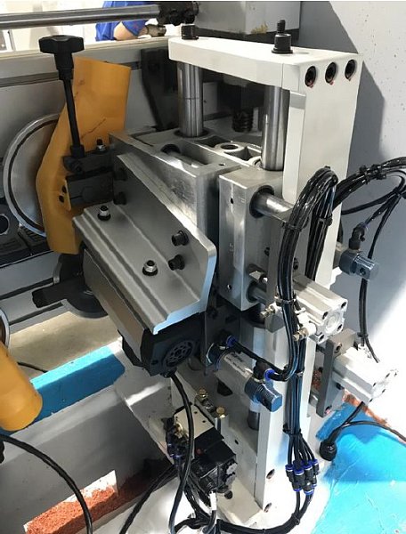 Кромкооблицовочный станок Filato 8001UHQLMS-2 серии INDUSTRIAL с возвратным конвейером